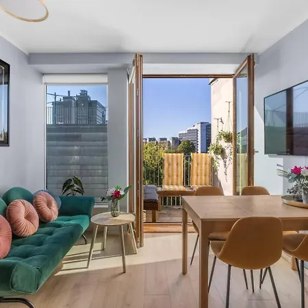Flat W/ Balcony & Free Parking *