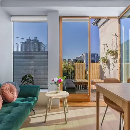 Flat W/ Balcony & Free Parking