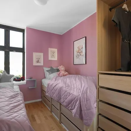 Flat W/ Balcony & Free Parking *
