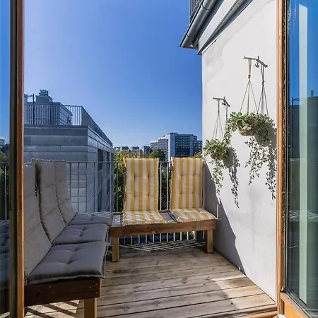 Flat W/ Balcony & Free Parking 公寓 *