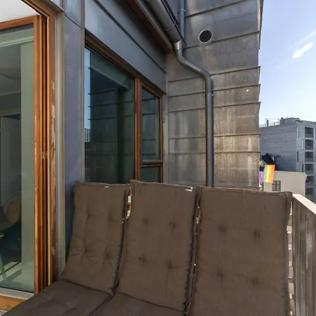 Flat W/ Balcony & Free Parking *