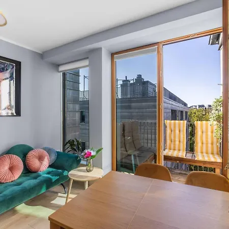 Flat W/ Balcony & Free Parking *