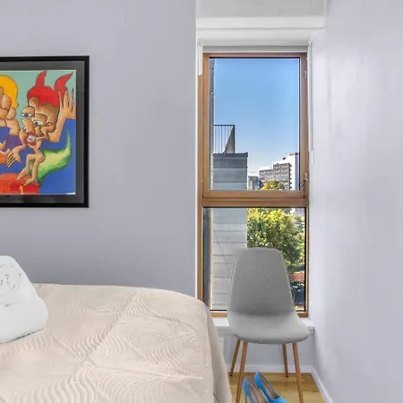 公寓 Flat W/ Balcony & Free Parking *