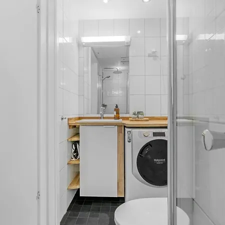 Flat W/ Balcony & Free Parking 公寓