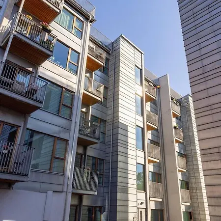 Flat W/ Balcony & Free Parking
