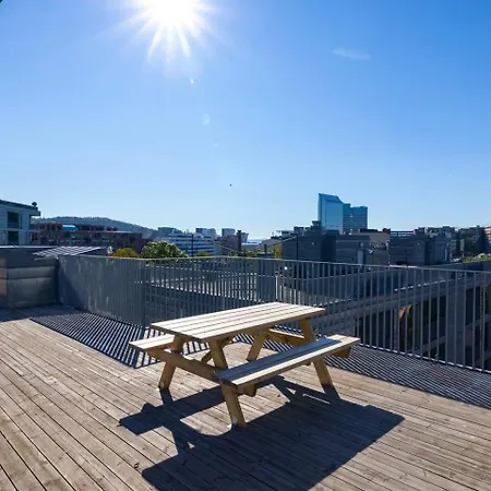 Flat W/ Balcony & Free Parking 公寓 *